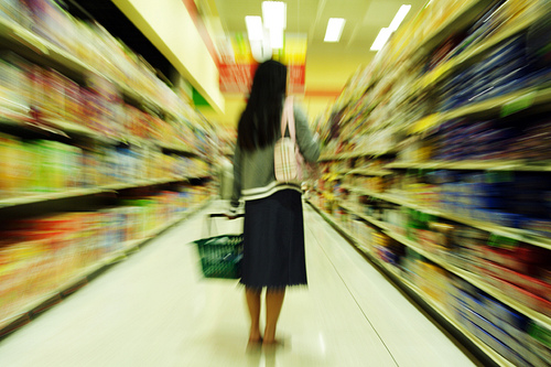 Confused shopper in grocery store - Ralph Bijker, Flickr image